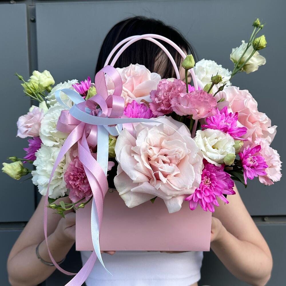 https://content2.flowwow-images.com/data/flowers/1000x1000/96/1723734701_30488096.jpg
