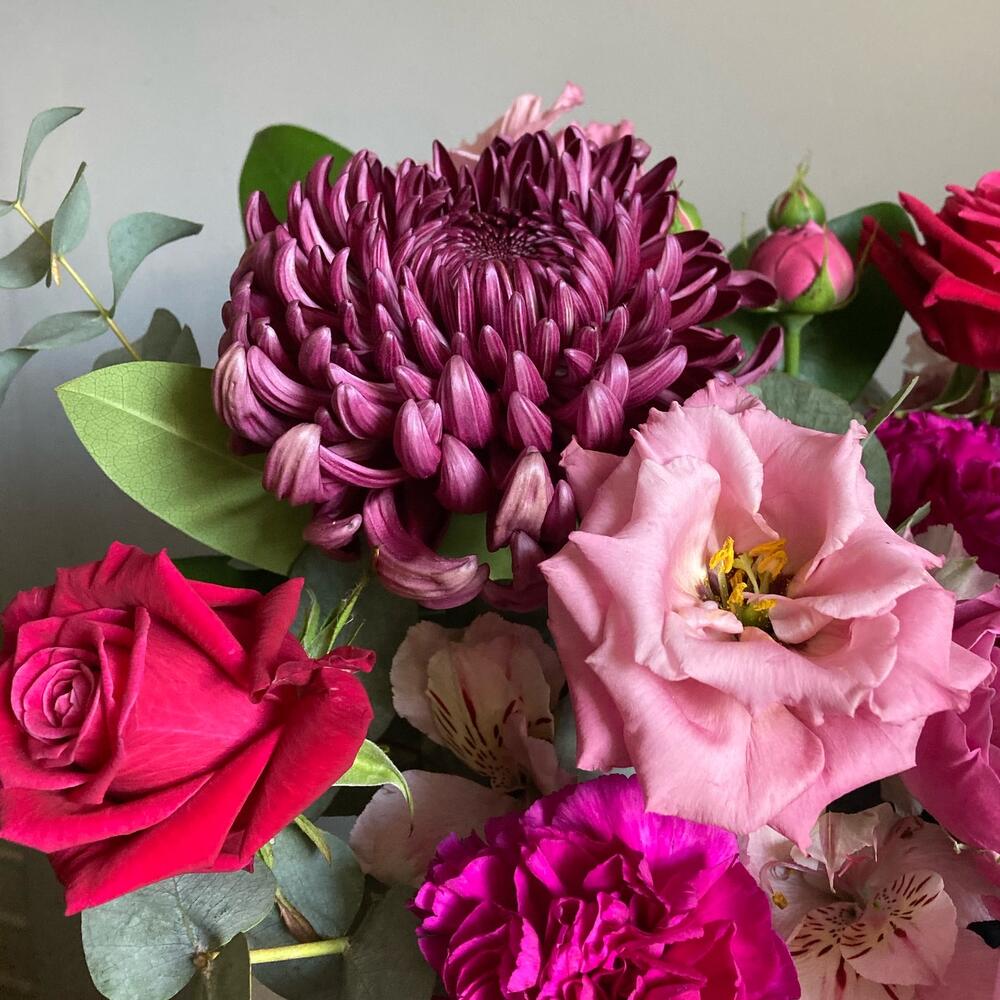 https://content2.flowwow-images.com/data/flowers/1000x1000/98/1729764178_65636498.jpg