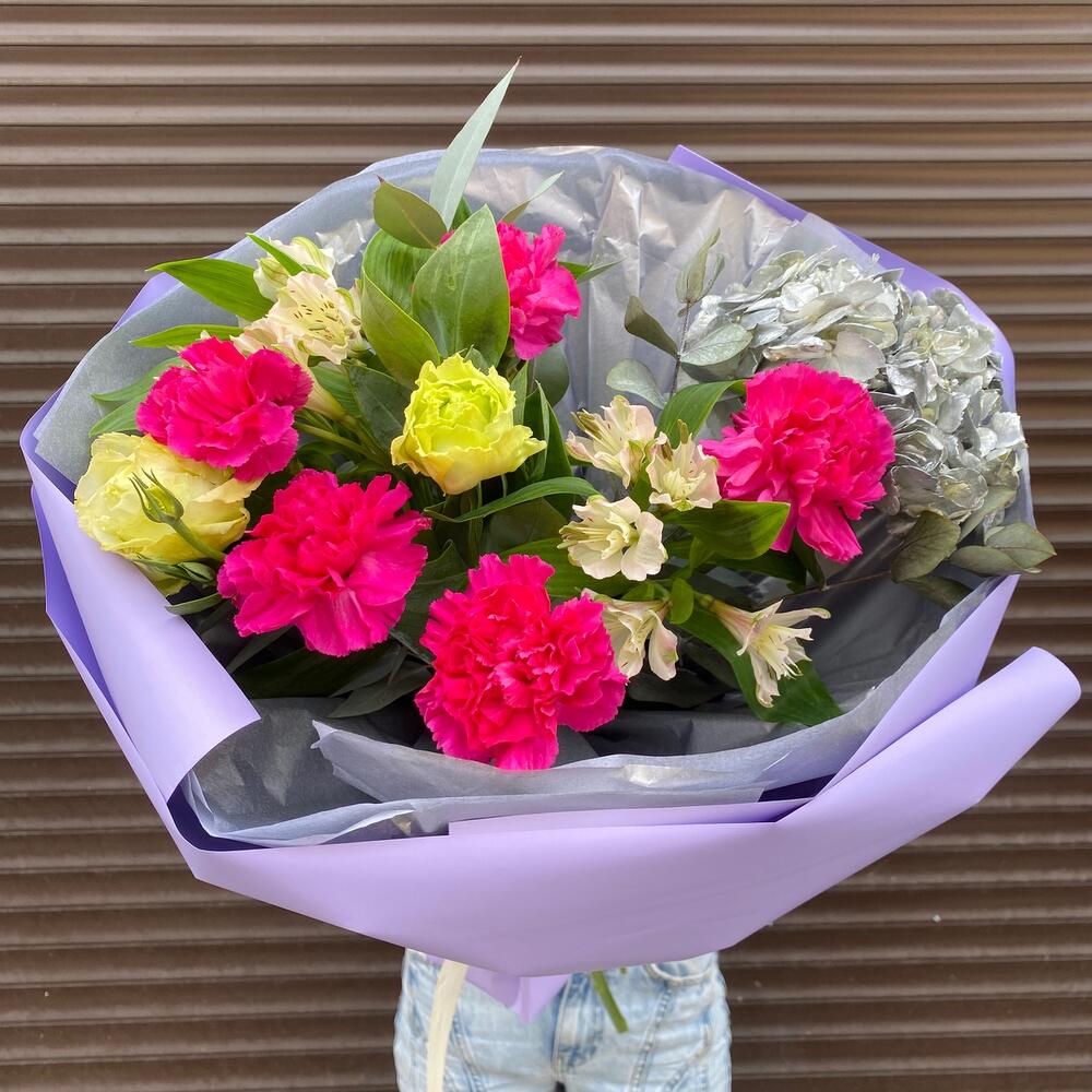 https://content2.flowwow-images.com/data/flowers/1000x1000/81/1735289645_68655381.jpg