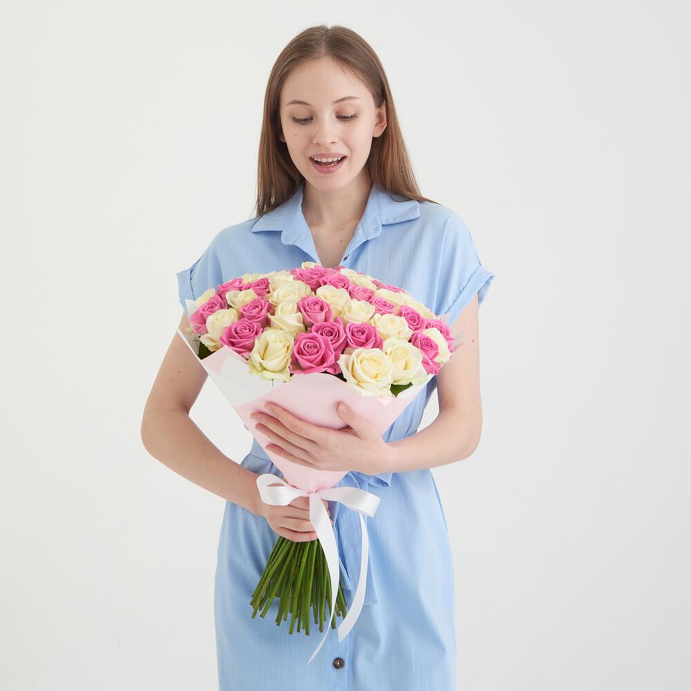 https://content2.flowwow-images.com/data/flowers/1000x1000/82/1650785025_97223782.jpg